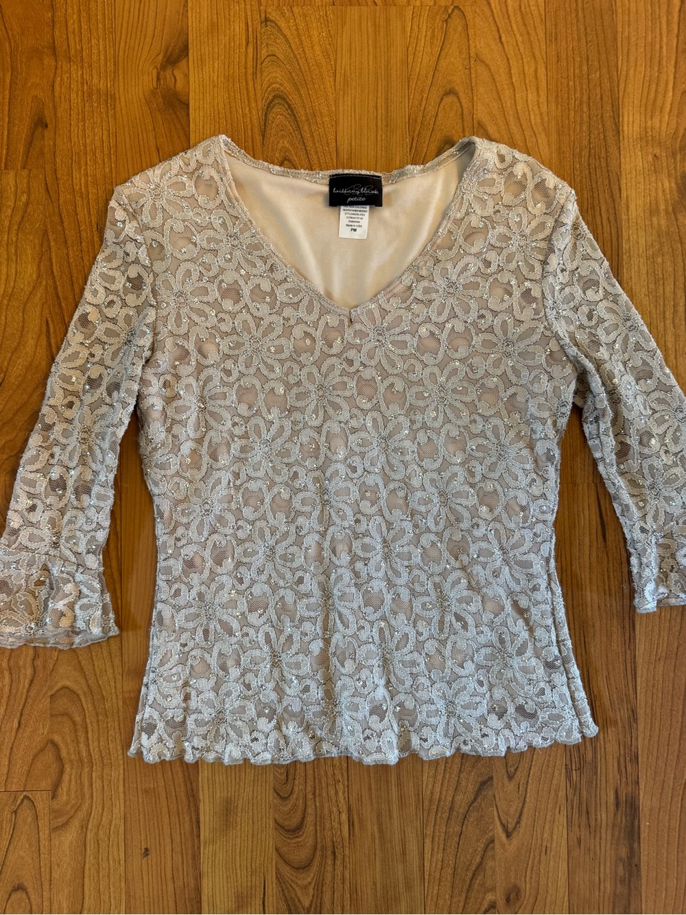 VTG Y2K Lace V-Neck 3/4 Sleeve Floral Top - Silver w Bell Sleeves